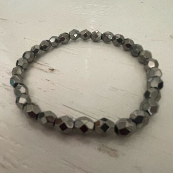 Shimmery metallic gun metal gray faceted beaded stretch stackable bracelet - Picture 1 of 12